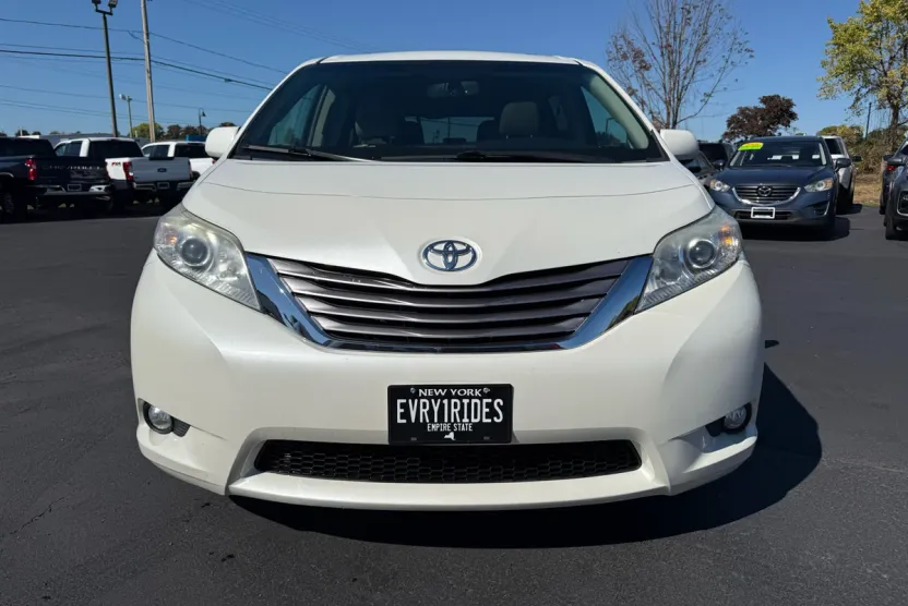 2017 Toyota Sienna Limited XLE Premium photo 1