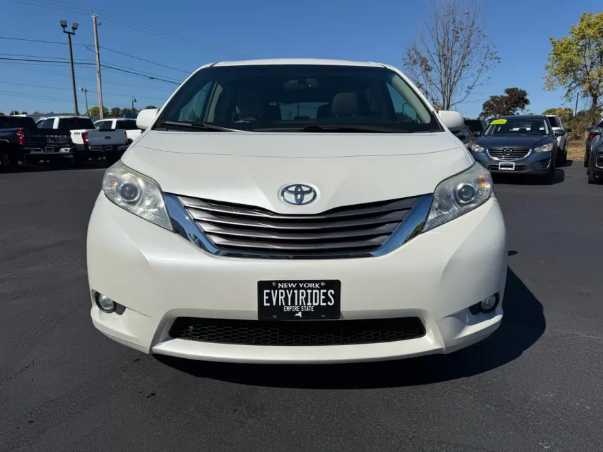 2017 Toyota Sienna XLE photo 1