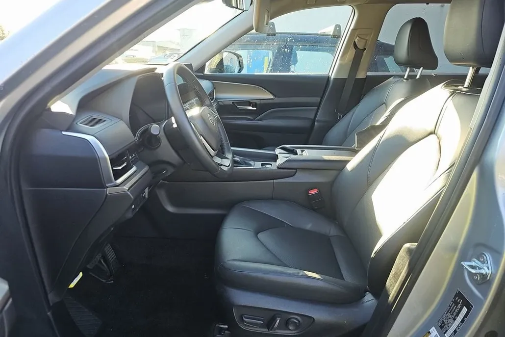 2024 Toyota Grand Highlander XLE photo 1
