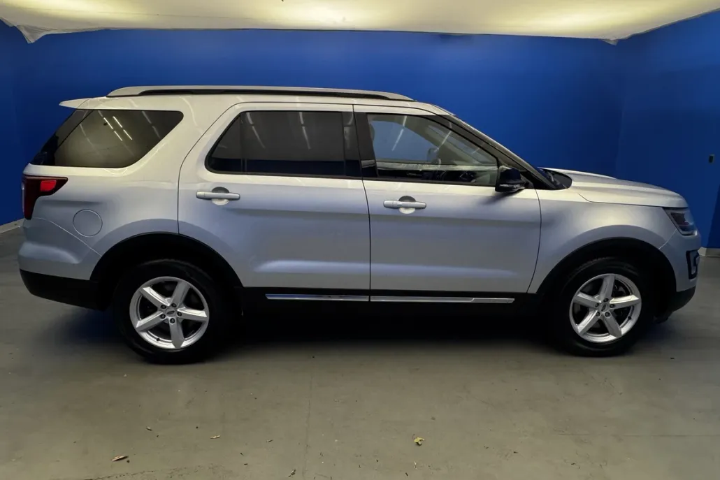 2017 Ford Explorer XLT photo 1