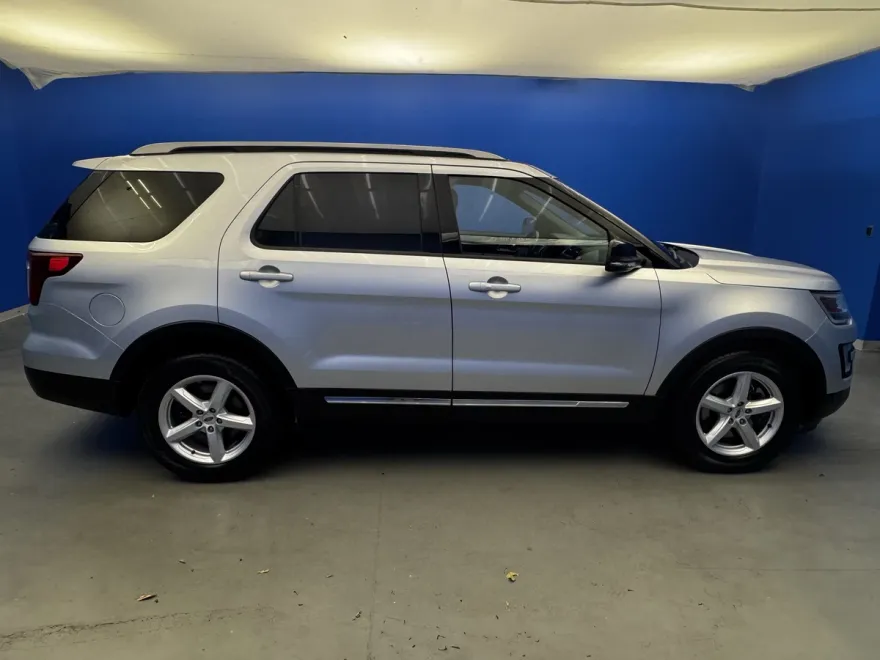 2017 Ford Explorer XLT photo 1