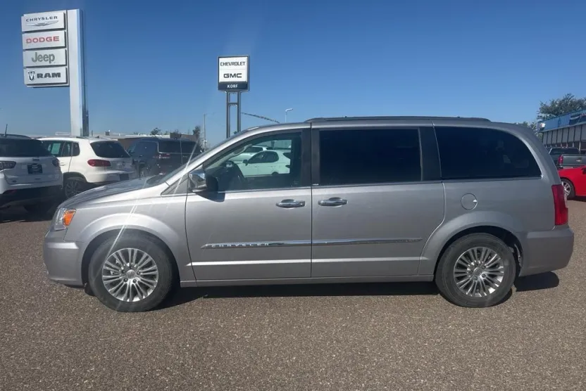 2014 Chrysler Town & Country photo 1