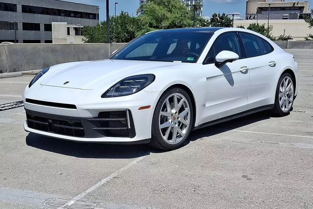 2025 Porsche Panamera 4 photo 1