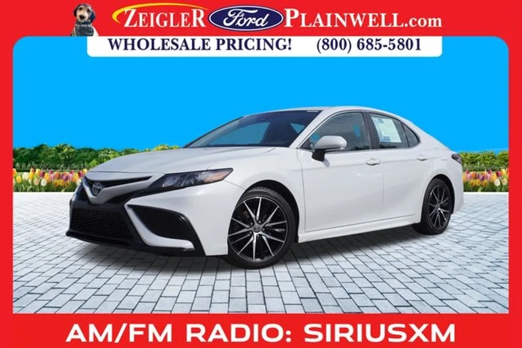 2022 Toyota Camry Hybrid SE photo 1