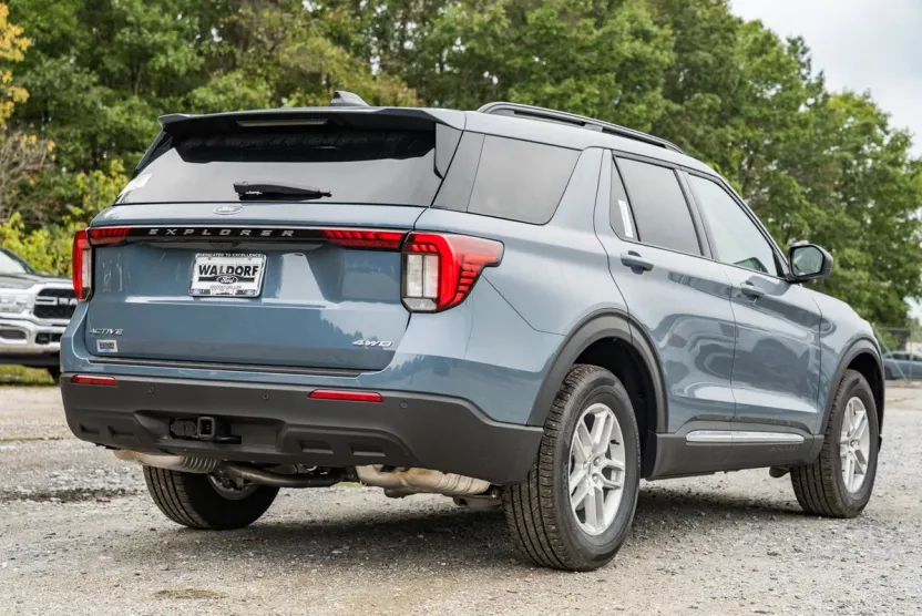 2025 Ford Explorer photo 1