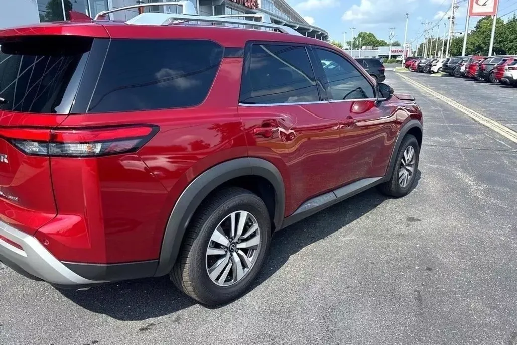 2023 Nissan Pathfinder SL photo 1