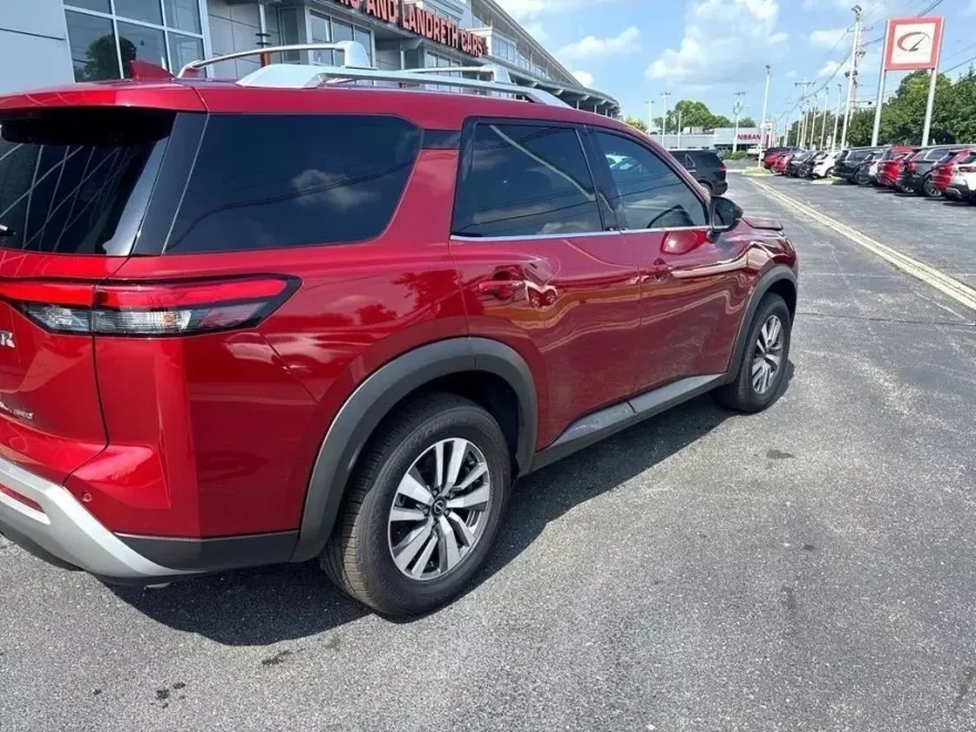 2023 Nissan Pathfinder SL photo 1