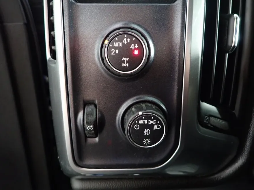 2016 Chevrolet Silverado 1500 LT photo 2