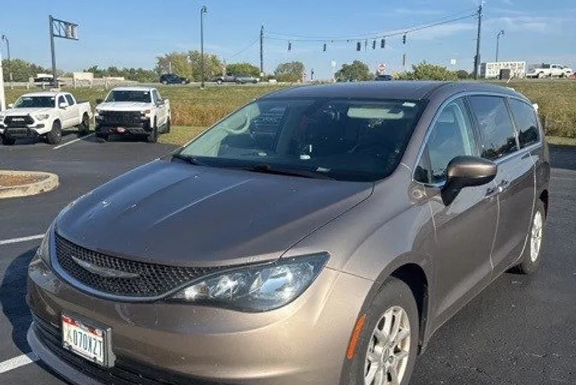 2017 Chrysler Pacifica Touring photo 1