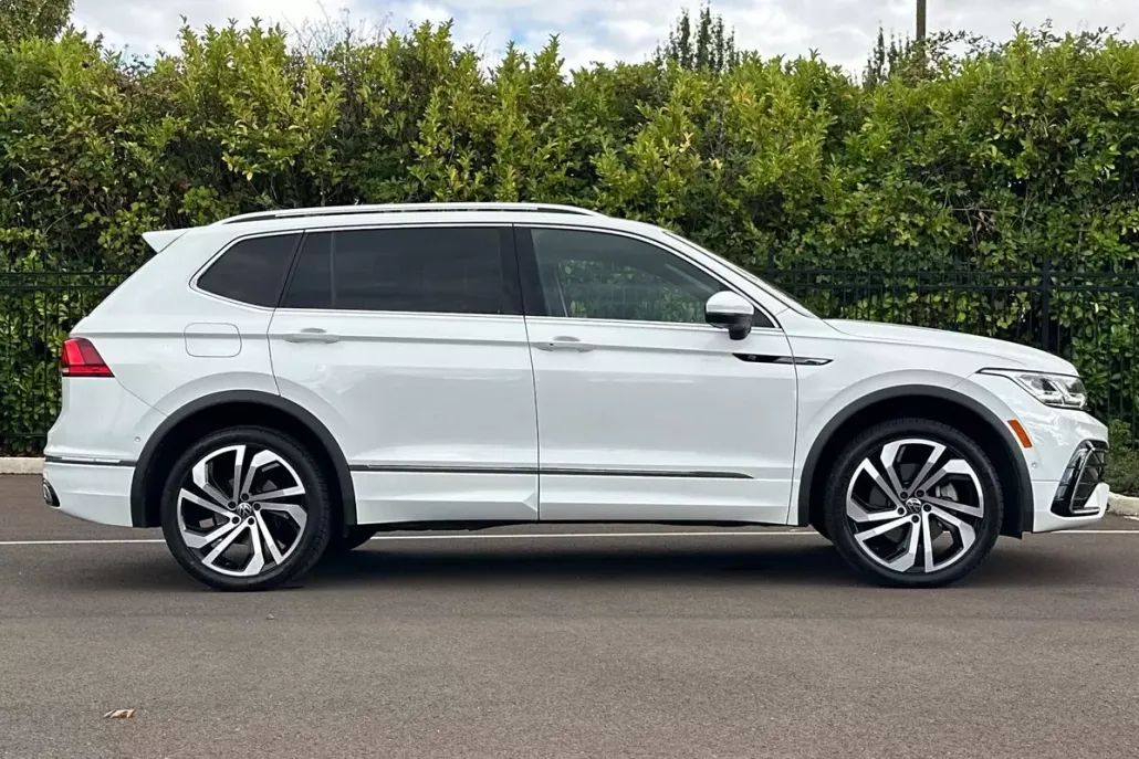 2022 Volkswagen Tiguan SEL Premium R-Line photo 1