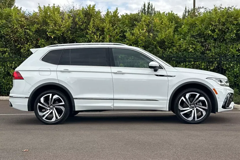 2022 Volkswagen Tiguan SEL Premium R-Line photo 1