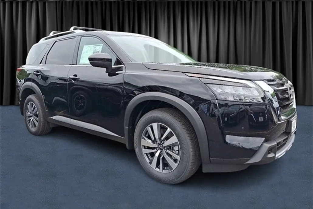 2025 Nissan Pathfinder SL photo 1