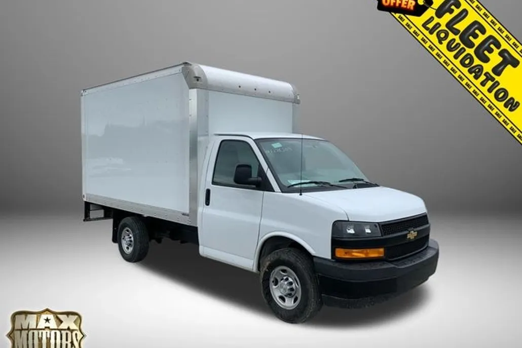 2022 Chevrolet Express Cutaway 3500 Base photo 1