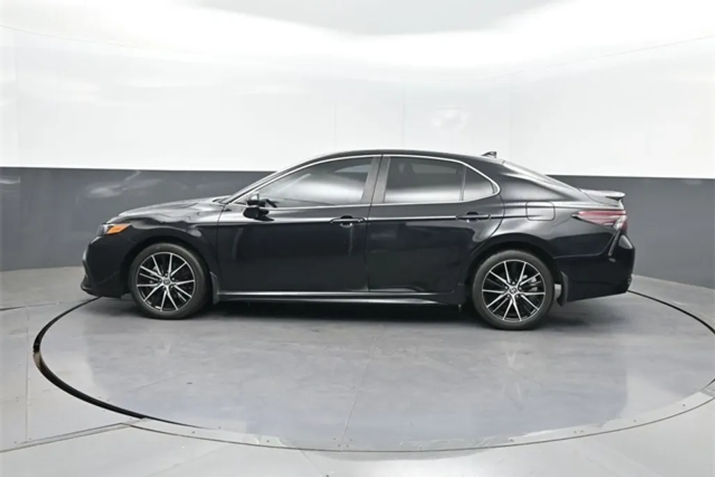 2024 Toyota Camry SE photo 1
