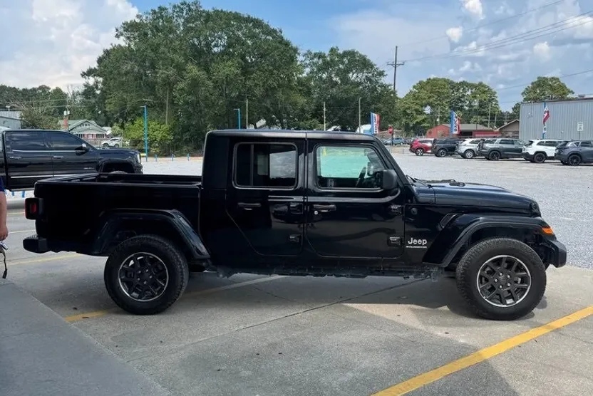 2023 Jeep Gladiator Overland photo 1