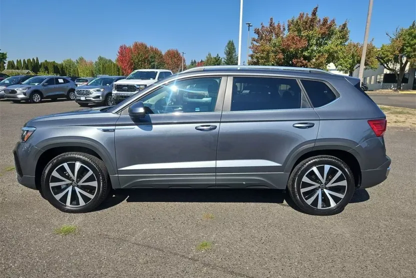 2022 Volkswagen Taos SE photo 1