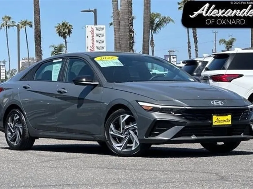 2025 Hyundai Elantra SEL Sport photo 1