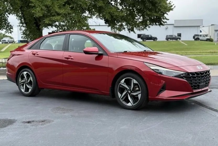 2023 Hyundai Elantra SEL photo 1