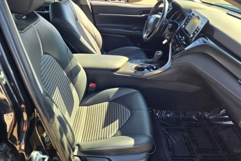 2021 Toyota Camry SE photo 1
