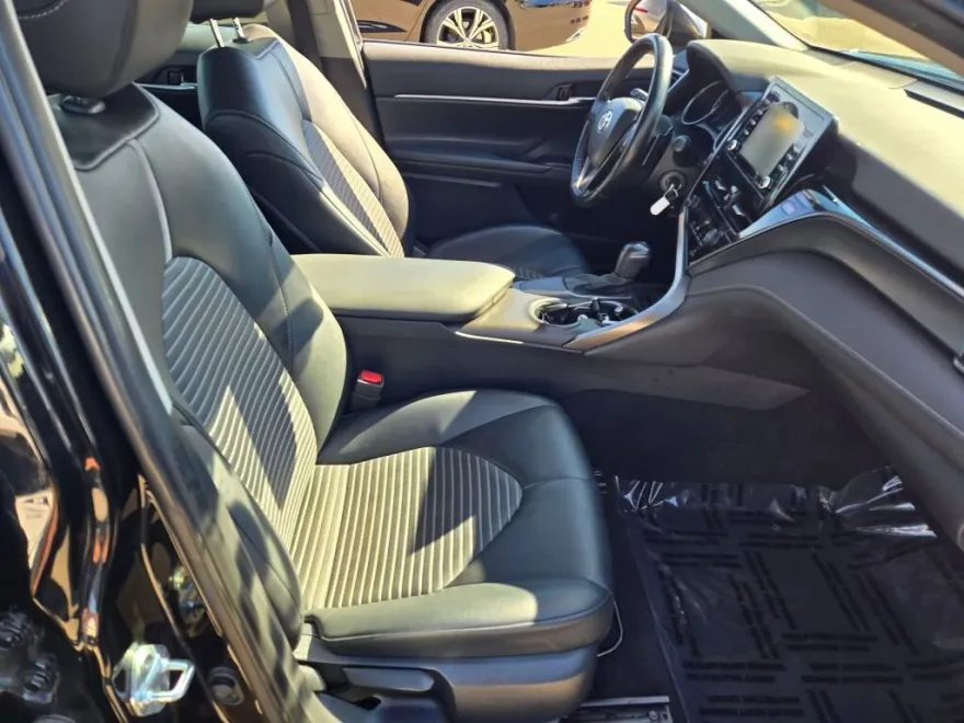 2021 Toyota Camry SE photo 1