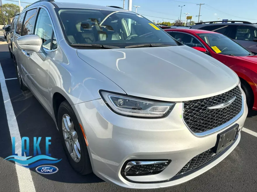 2022 Chrysler Pacifica Touring L photo 1