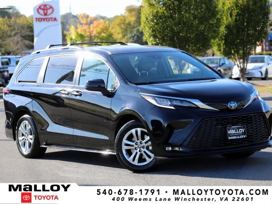 2022 Toyota Sienna XSE photo 1