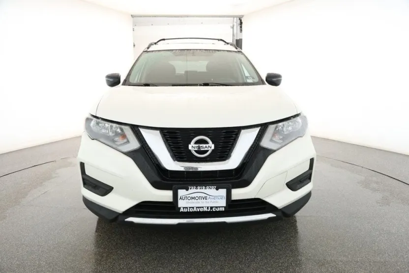2017 Nissan Rogue SV photo 1