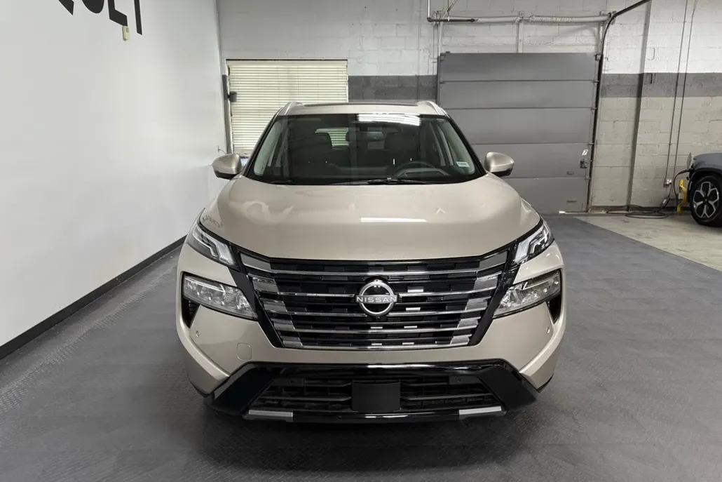 2025 Nissan Rogue Platinum photo 1