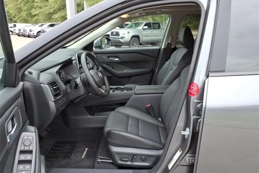 2025 Nissan Rogue SV photo 1
