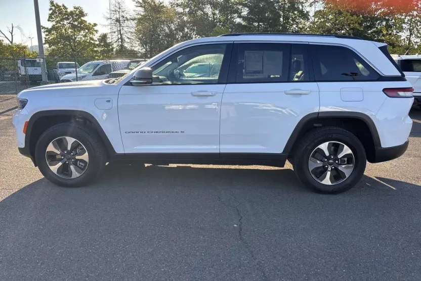2024 Jeep Cherokee Limited 4xe photo 1