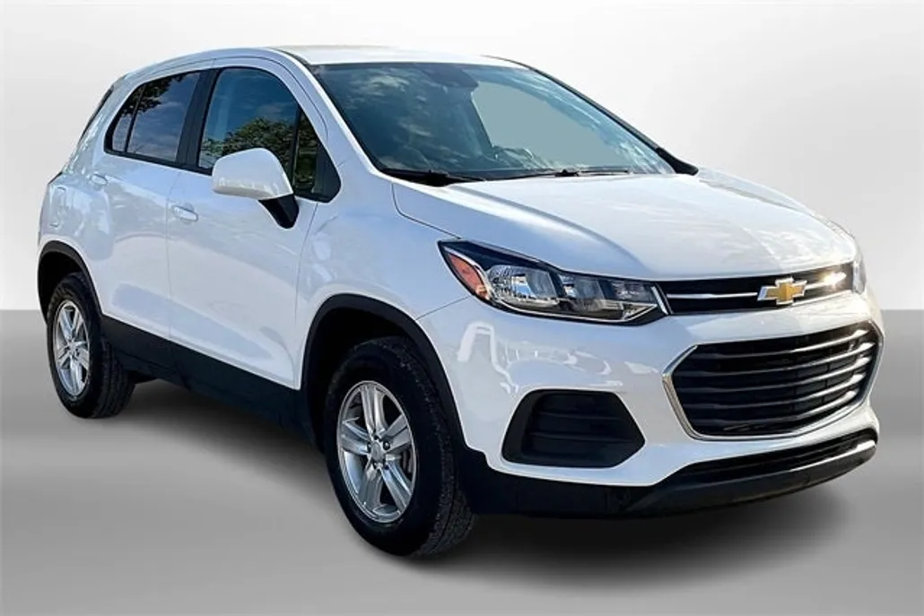 2022 Chevrolet Trax LS photo 1