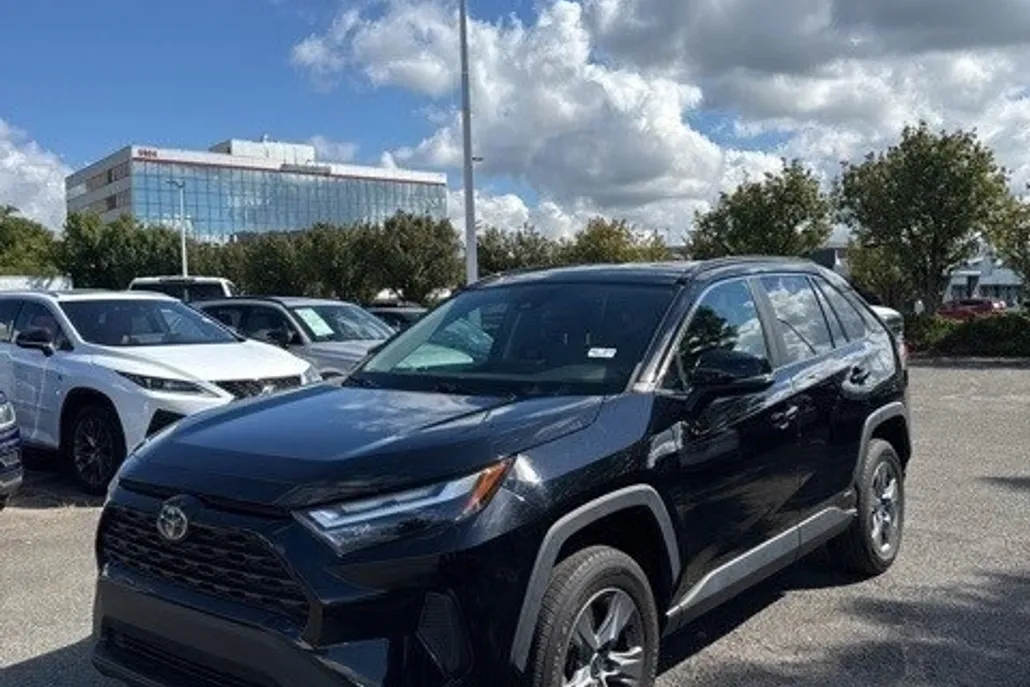 2022 Toyota RAV4 Hybrid XLE photo 1