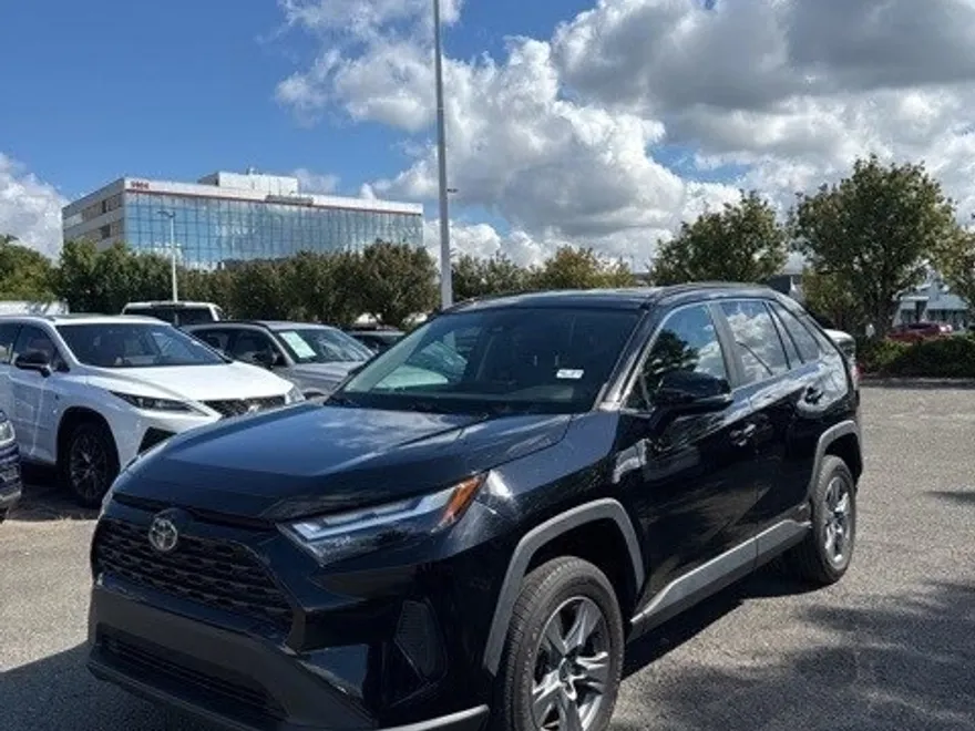 2022 Toyota RAV4 Hybrid XLE photo 1