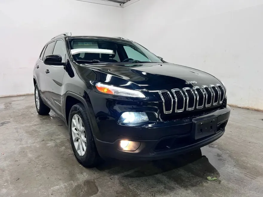 2017 Jeep Cherokee Latitude Sport photo 1