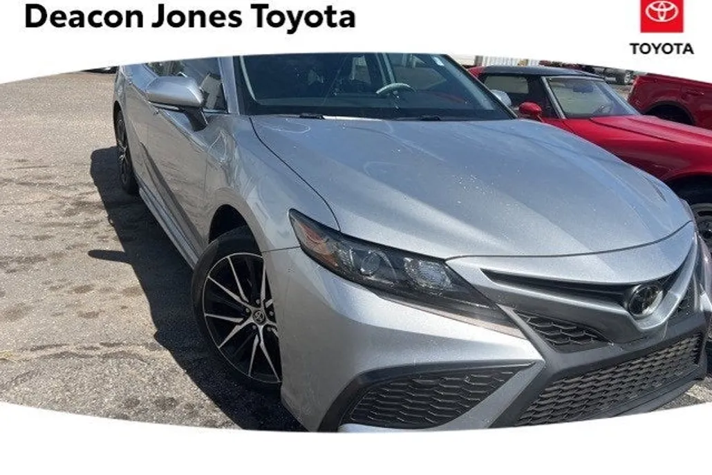 2022 Toyota Camry SE photo 1