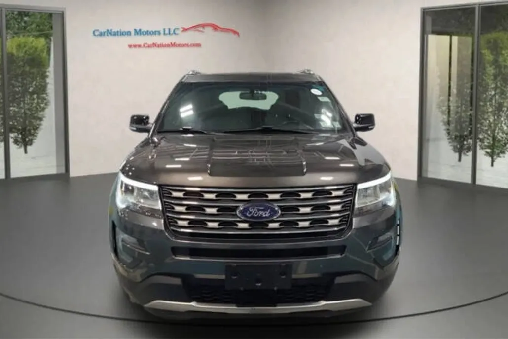 2016 Ford Explorer XLT photo 1
