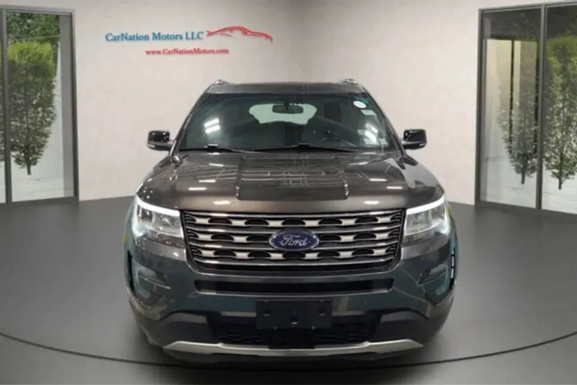 2016 Ford Explorer XLT photo 1