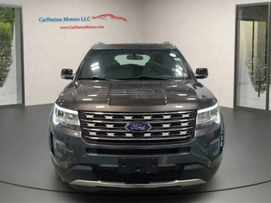 2016 Ford Explorer XLT photo 1