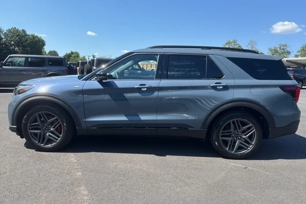 2025 Ford Explorer ST-Line photo 1