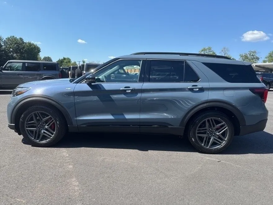 2025 Ford Explorer ST-Line photo 1