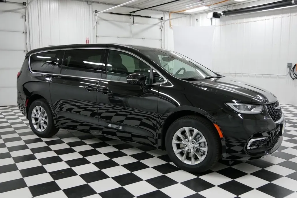 2026 Chrysler Pacifica photo 1