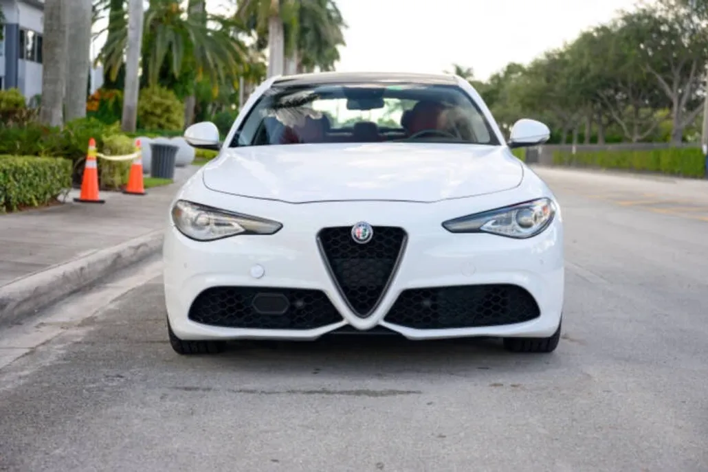 2017 Alfa Romeo Giulia Ti photo 1