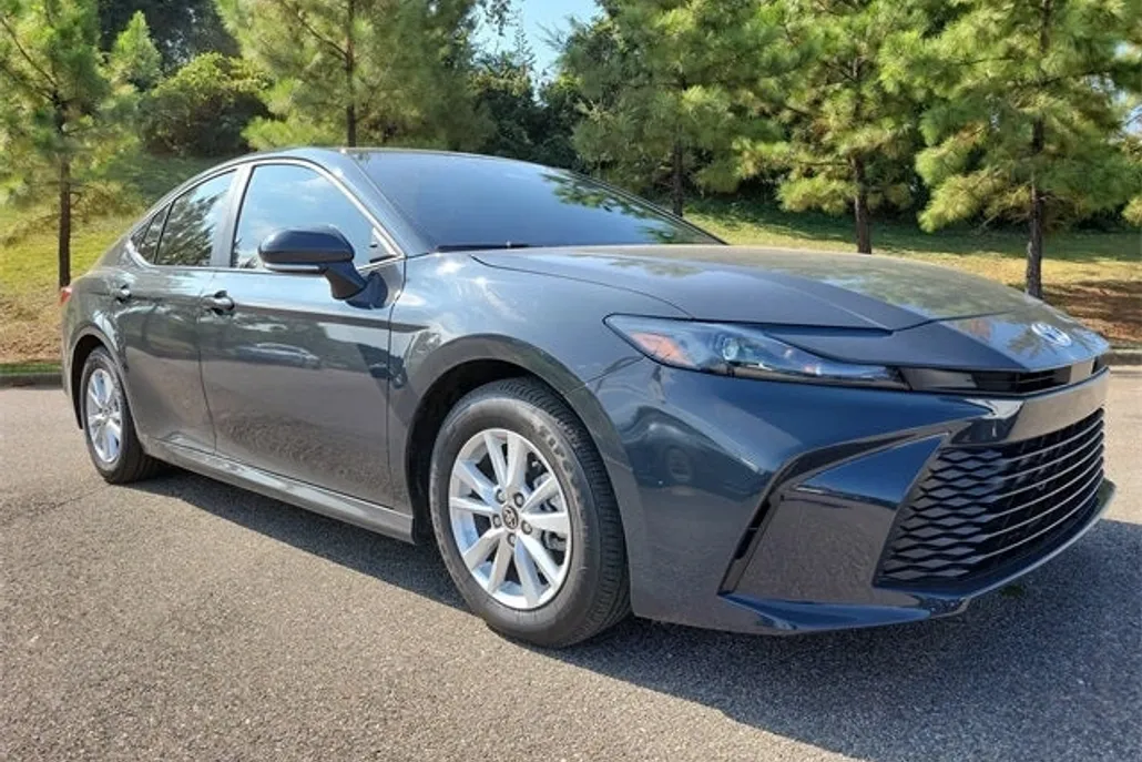 2025 Toyota Camry LE photo 1