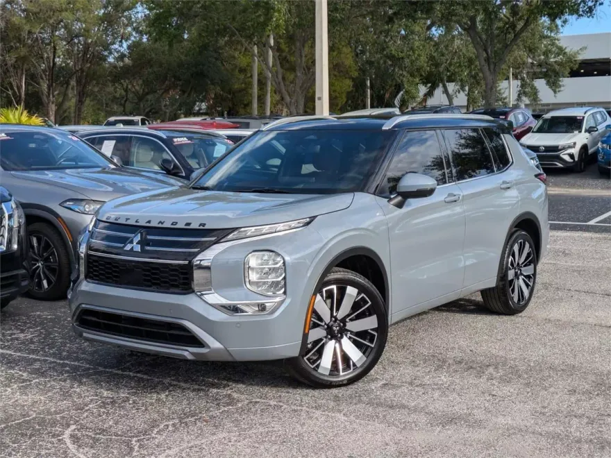 2025 Mitsubishi Outlander SEL photo 1