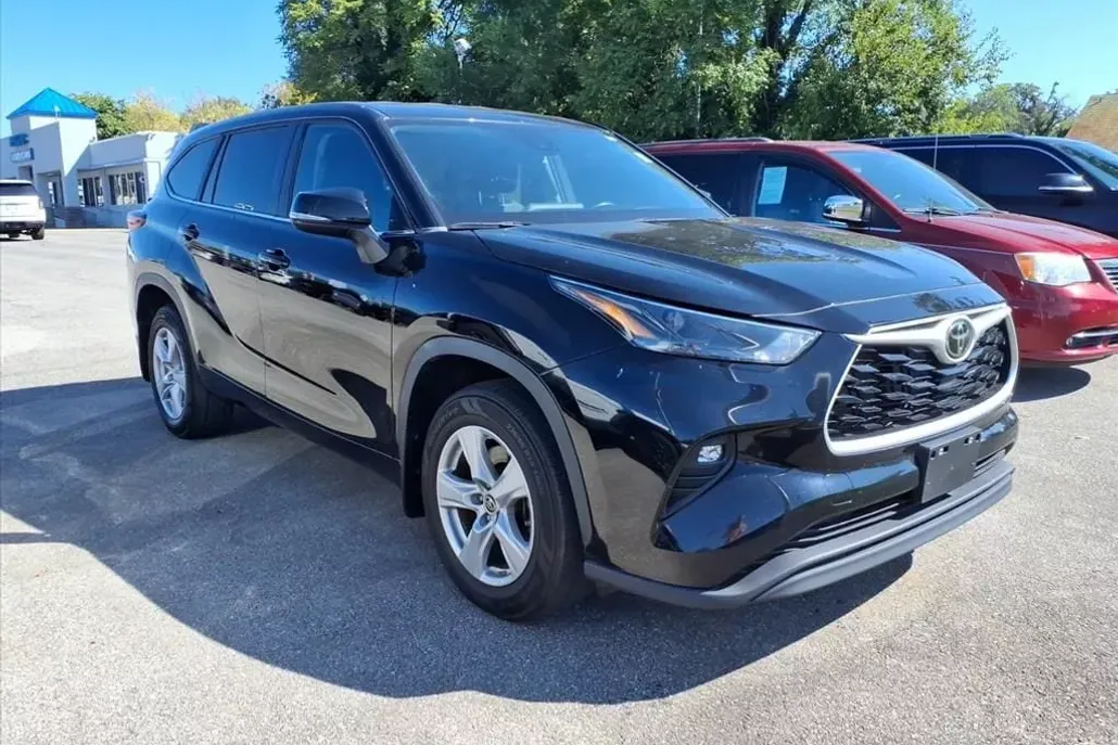 2023 Toyota Highlander LE photo 1