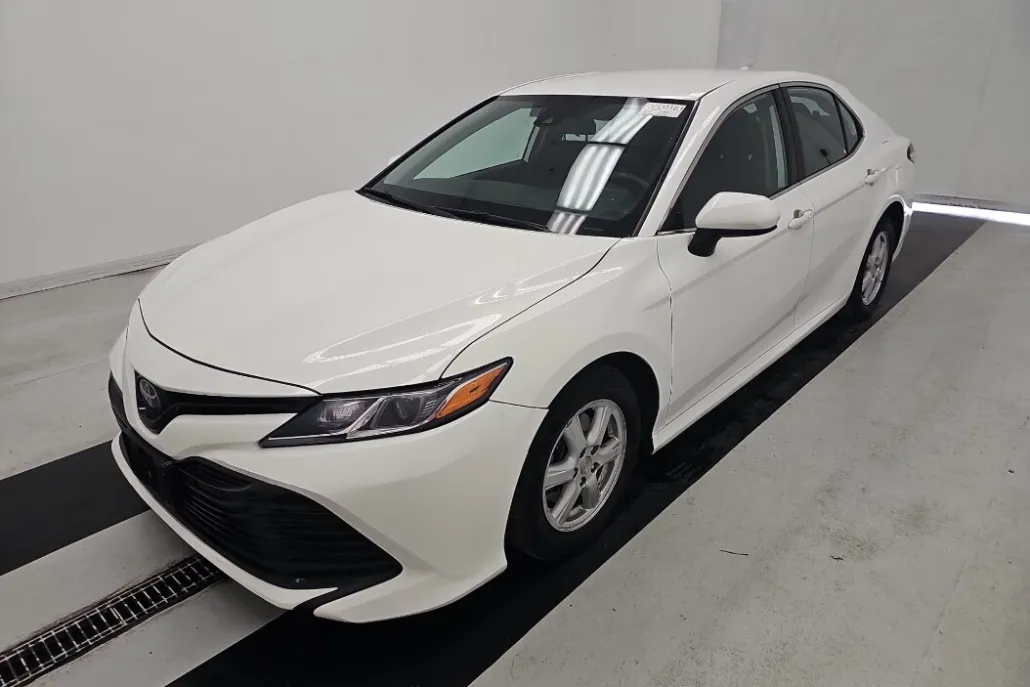 2020 Toyota Camry LE photo 1