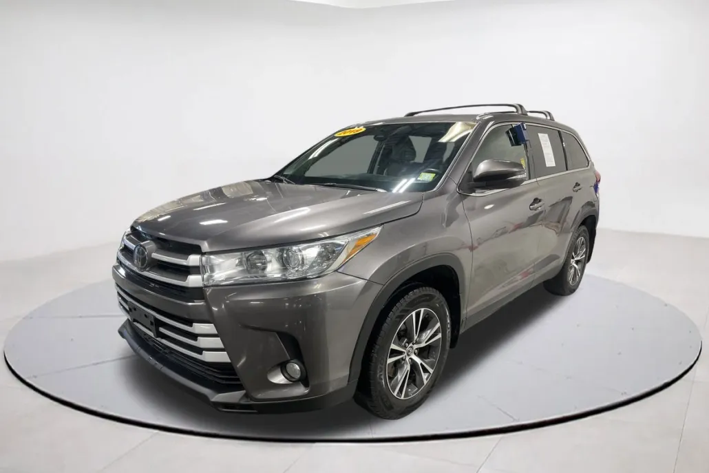 2019 Toyota Highlander LE photo 1