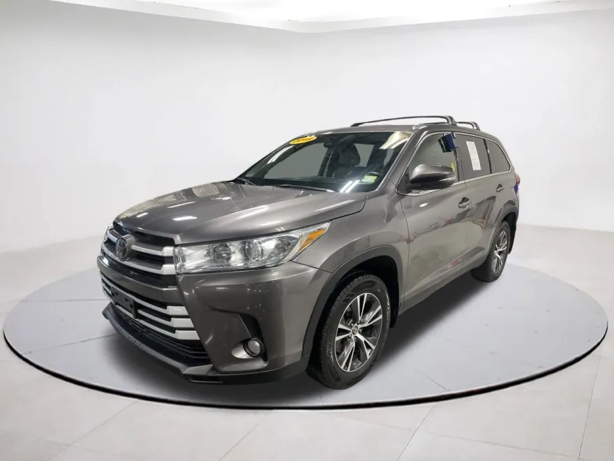 2019 Toyota Highlander LE photo 1