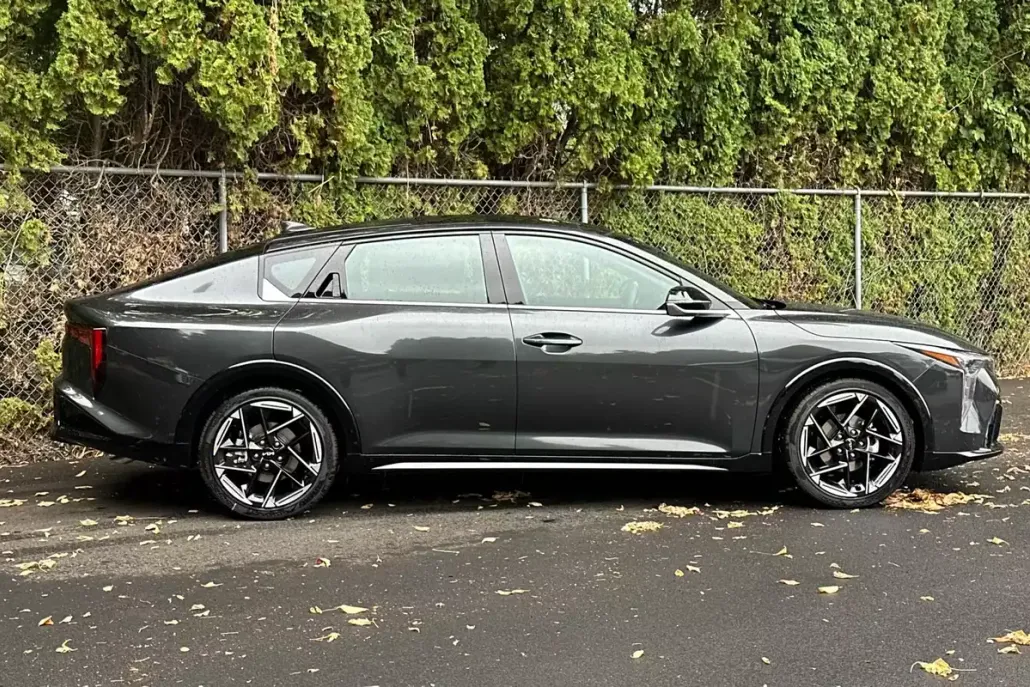 2025 Kia K4 GT-Line photo 1