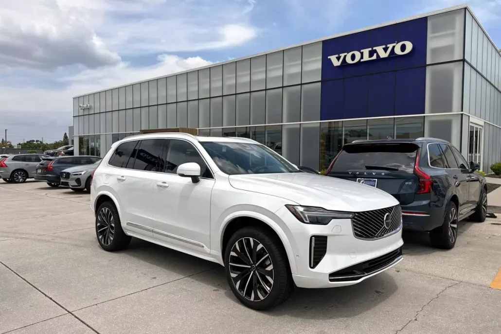 2025 Volvo XC90 B5 Plus photo 1